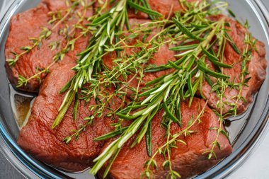 Biftek fileto. Bitki ve baharatlı biftek.