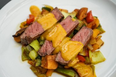 Biftek fileto. Bitki ve baharatlı biftek.