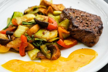 Biftek fileto. Bitki ve baharatlı biftek.