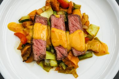 Biftek fileto. Bitki ve baharatlı biftek.