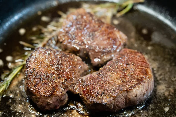 Ein Rinderfilet Mit Kräutern Und Gewürzen — Stockfoto