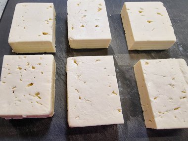 ekmek ve fırında koyun peyniri 