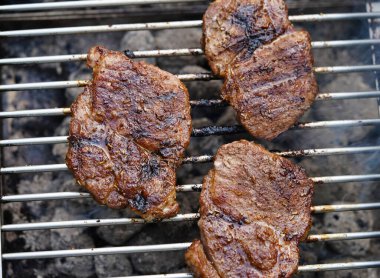 Kömür ızgarasından ızgara et
