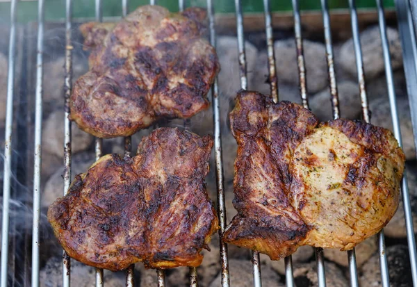 Grillat Kött Från Kolgrillen — Stockfoto