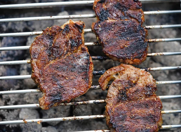木炭烤架上烤的肉 — 图库照片