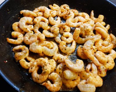 Bitki ve baharatlı kızarmış karides.