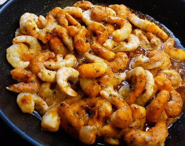 Bitki ve baharatlı kızarmış karides.