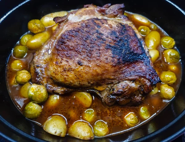 Putenbraten Mit Rosenkohl Kartoffeln Und Soße — Stockfoto