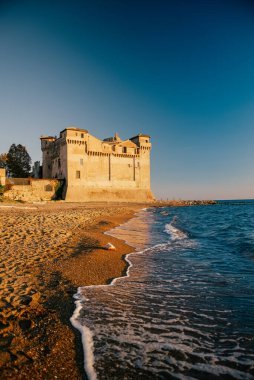 Santa Severa Kalesi 'nin altın plajı