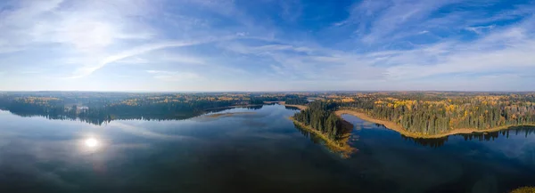 Widok Lotu Ptaka Jezioro Małże Otoczone Lasem Zielonych Świerków Jesiennych — Zdjęcie stockowe