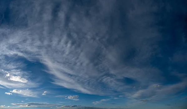 Dunkelblauer Himmel Mit Weißen Wolken Die Links Unten Hellsten Sind — Stockfoto