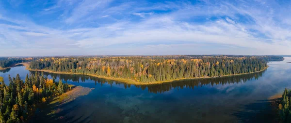 Brilhante Antena Matinal Grande Lago Calmo Cercado Por Uma Floresta — Fotografia de Stock