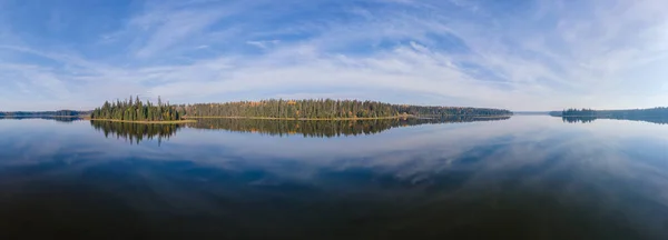 Panoramiczny Widok Piękne Spokojne Jezioro Odzwierciedlające Chmury Brzeg Lasu Mieszanego — Zdjęcie stockowe