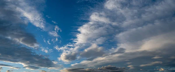 Blauer Sommerhimmel Voller Vielschichtiger Weißer Wolken — Stockfoto