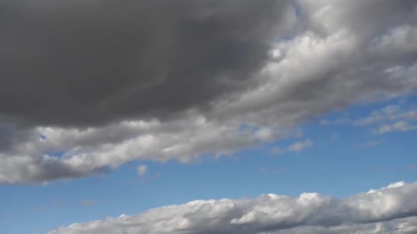 Valkoisten Keskipäivän Pilvien Aikaero Liikkuu Vinosti Sinisen Taivaan Läpi — kuvapankkivideo