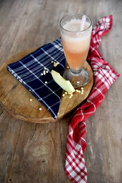 Posto Succo Melone Sul Tavolo Legno Marrone — Foto Stock