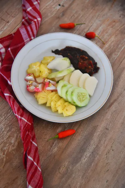 Indonesische Friuts Salade Namen Rujak Buah Geplaatst Bruine Houten Tafel — Stockfoto