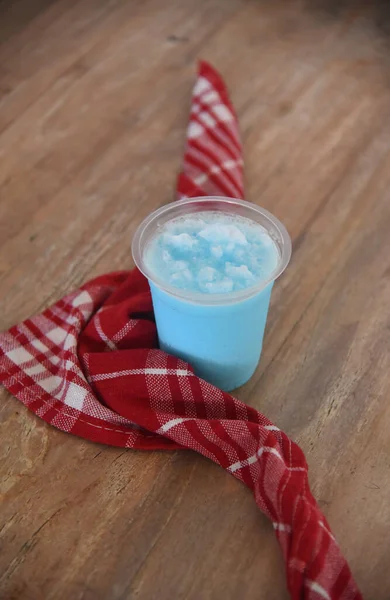 Vanilla Blue Ice Blender, kahverengi ahşap masaya yerleştirilmiş.