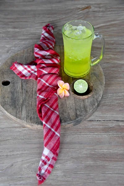 Energy Drink Servito Sul Bicchiere Posto Sul Tavolo Legno Marrone — Foto Stock