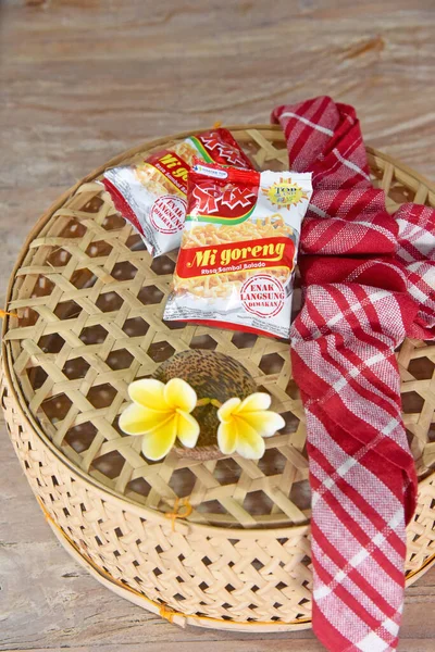 BALI, INDONEZYA -NOVEMBER 25. 2021: Kırmızıpeçete ve frangipani çiçeğiyle süslenmiş plastik paketli, marka SPIX 'e çipler