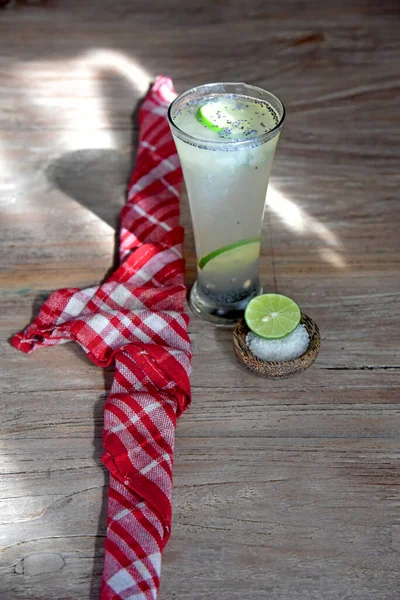 Aloe Vera Dricka Blandning Med Lime Juice Placeras Det Bruna — Stockfoto