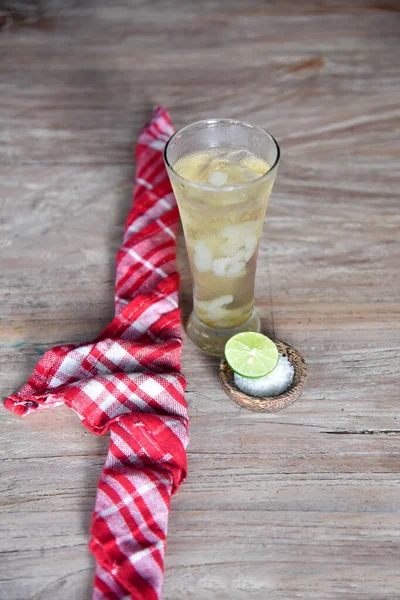 Aloe vera içeceği doğayla karışır tatlım, kahverengi ahşap masaya konur.