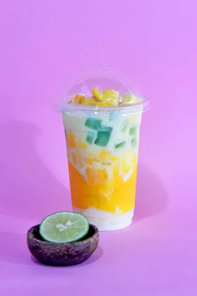 Mango Drink Mix Świeżym Mlekiem Serwowane Plastikowym Szkle Dwie Warstwy — Zdjęcie stockowe