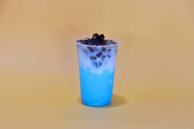 Çiklet aromalı içecek. Plastik bardakta servis edilen taze süt ve çini soslu. İki katlı görünüyor.