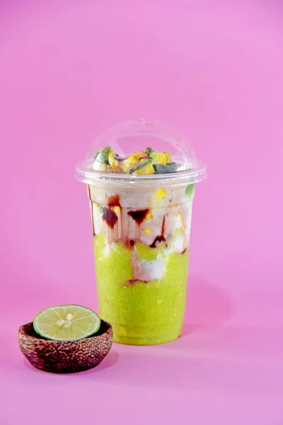 Avocado Drank Mix Met Verse Melk Geserveerd Plastic Glas Twee — Stockfoto