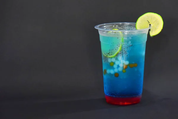 Blue Blood Soda Mocktail Isoliert Auf Schwarzem Hintergrund — Stockfoto