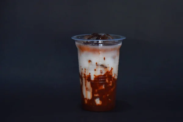 Minuman Coklat Dicampur Dengan Susu Segar Dua Lapisan Yang Terisolasi — Stok Foto
