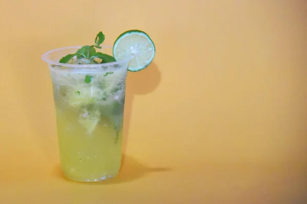 Virgin Mojito Mocktail Isolato Sfondo Colore — Foto Stock