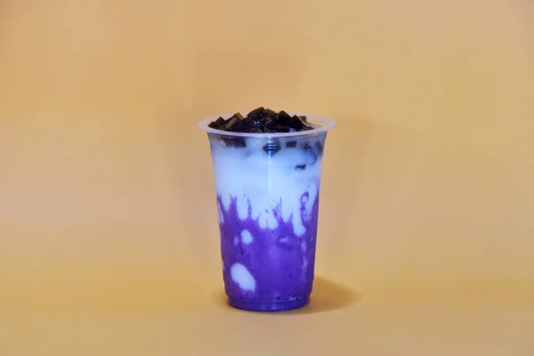 Taro Drink Mix Świeżym Mlekiem Cincao Polewa Podawane Plastikowym Szkle — Zdjęcie stockowe