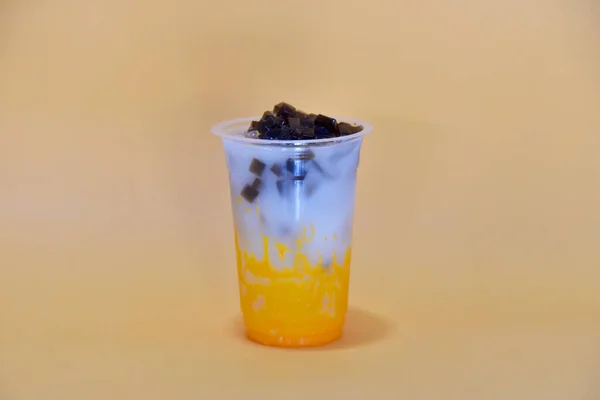 Mango Drink Mix Świeżym Mlekiem Cincao Polewa Podawane Plastikowym Szkle — Zdjęcie stockowe