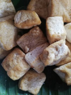 Muz yaprağına konmuş kızarmış tofu.