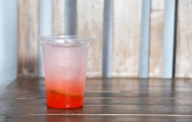 Endonezya buzu karışımı kırmızı renkli basit şurupla kahverengi ahşap masaya yerleştirilmiş 