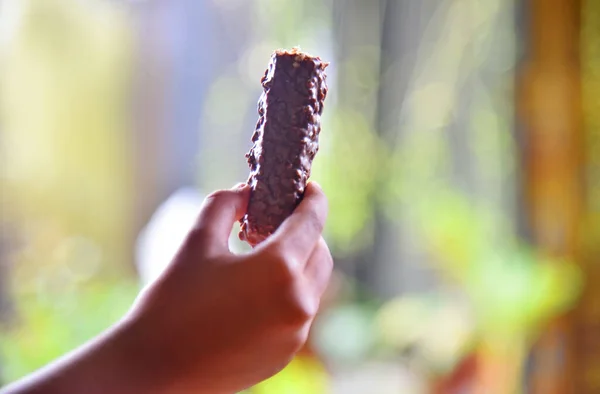 Las Manos Los Niños Sosteniendo Una Galleta Chocolate Con Fondo — Foto de Stock