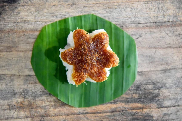 Традиційний Індонезійський Рисовий Торт Формі Зірки Соусом Кокосової Пальми Подається — стокове фото