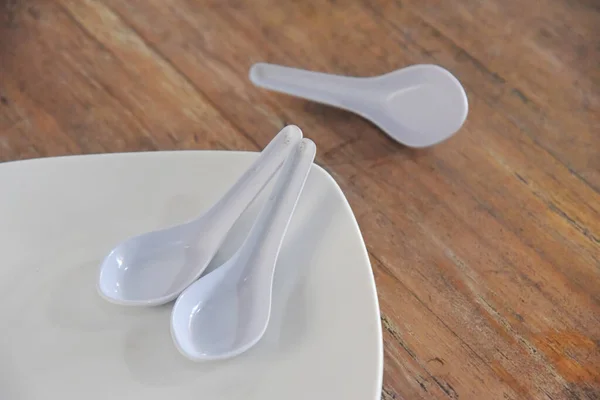 Cuillère Assiette Plastique Blanc Placée Sur Une Table Bois Marron — Photo