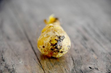 Sarı haşlanmış tatlı patates, kahverengi ahşap masaya konur.