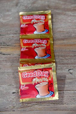 BALI, INDONEZYA - 22 Mart 2022: Kahverengi ahşap masaya yerleştirilmiş 