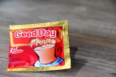 BALI, INDONEZYA - 22 Mart 2022: Kahverengi ahşap masaya yerleştirilmiş 