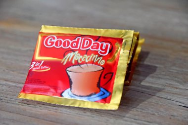 BALI, INDONEZYA - 22 Mart 2022: Kahverengi ahşap masaya yerleştirilmiş 