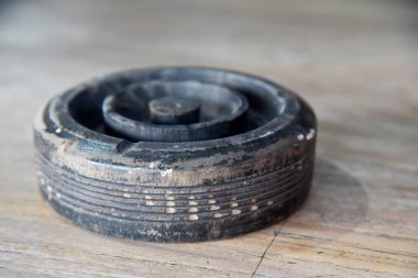 Yuvarlak ahşap kül tablası, ahşap masaya yerleştirilmiş.