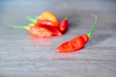 Kahverengi ahşap masaya yerleştirilmiş taze kırmızı biber.