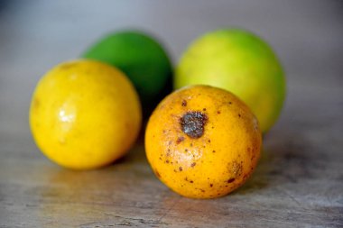 Kahverengi ahşap masaya konmuş portakal grupları.