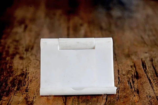 Plastic Witte Kleur Smartphone Houder Geplaatst Bruine Houten Ondergrond — Stockfoto