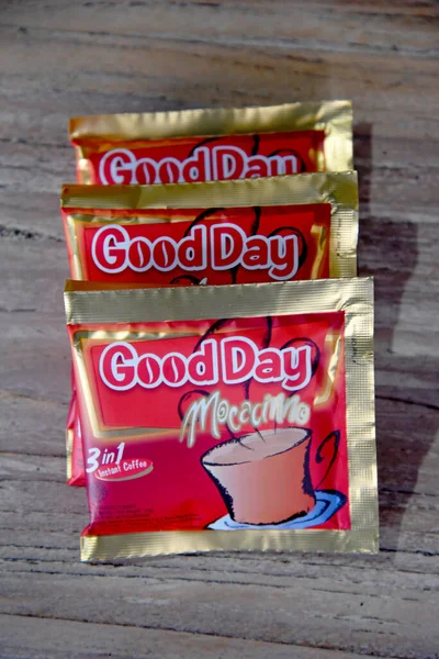 BALI, INDONEZYA - 22 Mart 2022: Kahverengi ahşap masaya yerleştirilmiş 