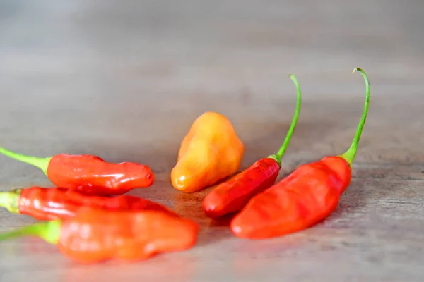 Chiles Rojos Frescos Colocados Mesa Madera Marrón — Foto de Stock