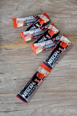 BALI, INDONESIA - 22 Mart 2022: Kahverengi ahşap masaya yerleştirilmiş 